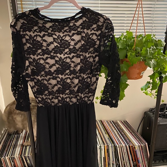 Scallop Neckline Lace Dress - Picture 4 of 4
